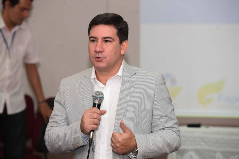 Um extenso relatório sobre as contas públicas do Pará, e das demais unidades da Federação, abrangendo o período de 1998 a 2016, foi lançado na manhã desta quinta-feira (1ª) durante o Café com Planejamento, ação mensal de formação continuada, realizada pela Secretaria de Estado de Planejamento (Seplan) para servidores públicos, mas também aberta a demais interessados. O estudo, que contém dados e informações sobre as contas públicas, visa atender à constante demanda dirigida à Diretoria de Estatística da Fundação Amazônia de Amparo a Estudos e Pesquisas (Fapespa), por diferentes grupos sociais. Na foto, o presidente da Fapespa, Eduardo Costa.
FOTO: RODOLFO OLIVEIRA / AG. PARÁ
DATA: 01.03.2018
BELÉM - PARÁ <div class='credito_fotos'>Foto: Rodolfo Oliveira/Ag. Pará | <a href='/midias/2018/originais/8d2bdc6a-9200-4baa-a85b-6369c61b5fd4.jpg' download><i class='fa-solid fa-download'></i> Download</a></div>