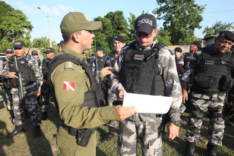 Mais de 150 agentes de segurança pública realizaram a megaoperação Arcanjo, em Belém, na quinta-feira (8), sob a coordenação geral do Comando de Policiamento da Capital (CPC I) da Polícia Militar. Nesta edição, as ações foram concentradas nos bairros do Tapanã, Bengui e Pratinha, localizados na área do 24º Batalhão da PM. As tropas reforçaram o patrulhamento com ações policiais ostensivas e repressivas de enfrentamento à criminalidade.
FOTO: CARLOS SODRÉ / AG. PARÁ
DATA: 08.11.2018
BELÉM - PARÁ <div class='credito_fotos'>Foto: CARLOS SODRÉ / AG. PARÁ | <a href='/midias/2018/originais/8d2d2553-c7fd-4b9b-886a-13903bb5f8a5.jpg' download><i class='fa-solid fa-download'></i> Download</a></div>