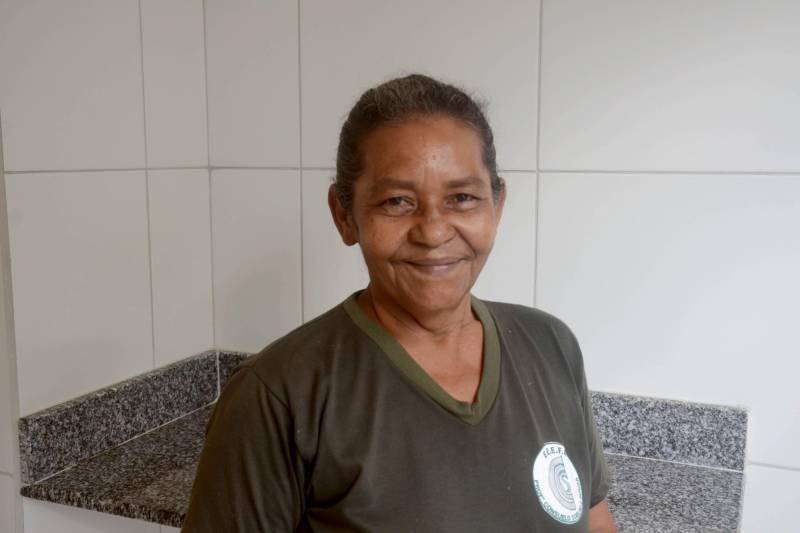 O Governo do Estado entregou, nesta quarta-feira (13), a obra da Escola Estadual de Ensino Fundamental e Médio Professora Consuelo Coelho de Souza, localizada em Ananindeua.  A entrega à comunidade  foi presidida pela Secretária de Estado  de Educação, Ana Claudia Serruya Hage, que representou o Governador Simão Jatene. O evento reuniu os secretários adjuntos da Seduc, educadores, estudantes e  pessoas da comunidade 40 Horas. A escola foi integralmente reformada, ganhou três novas salas de aula e outros ambientes necessários ao funcionamento da administração e de atividades pedagógicas. Estão matriculados 785  alunos, sendo 230 alunos do Ensino Fundamental Maior e 555 do Ensino Médio. As aulas serão ministradas nos três turnos; duas turmas vão atender alunos  do Projeto Mundiar. A obra faz parte do Programa de Melhoria da Qualidade e Expansão da Educação Básica; foram investidos R$ 2,339 milhões de reais, oriundos do financiamento obtido pelo Governo do Estado junto ao Banco Interamericano de Desenvolvimento (BID). Na foto, a merendeira Maria José Ribeiro, 62 anos.

FOTO: ELISEU DIAS / ASCOM SEDUC
DATA: 13.06.2018
BELÉM - PARÁ <div class='credito_fotos'>Foto: Eliseu Dias / Ascom Seduc   |   <a href='/midias/2018/originais/8d332133-464a-4119-b3ce-21599081611a.jpg' download><i class='fa-solid fa-download'></i> Download</a></div>