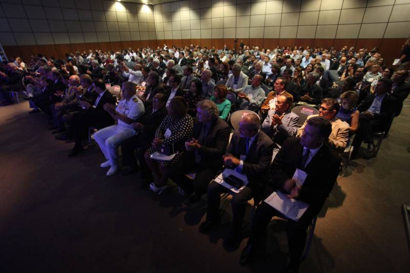 O VII Congresso e Feira Internacional de Transporte e Logística Sustentável da Amazônia (Trans 2018) teve sua abertura na noite desta terça-feira (19) no Hangar - Convenções e Feiras da Amazônia. A cerimônia de abertura contou com a presença do secretário de Estado de Transporte, Kleber Menezes, que representou o governador Simão Jatene; do presidente da Assembleia Legislativa do Pará (Alepa), deputado Márcio Miranda, e de diretores, presidentes e representantes dos 10 órgãos do governo que estão participando do evento, assim como autoridades do setor.
FOTO: MARCELO LELIS / AG. PARÁ
DATA: 19.06.2018
BELÉM - PARÁ <div class='credito_fotos'>Foto: Marcelo Lelis / Ag. Pará | <a href='/midias/2018/originais/8d357551-1036-4c60-89b2-a630b4abb17a.jpg' download><i class='fa-solid fa-download'></i> Download</a></div>