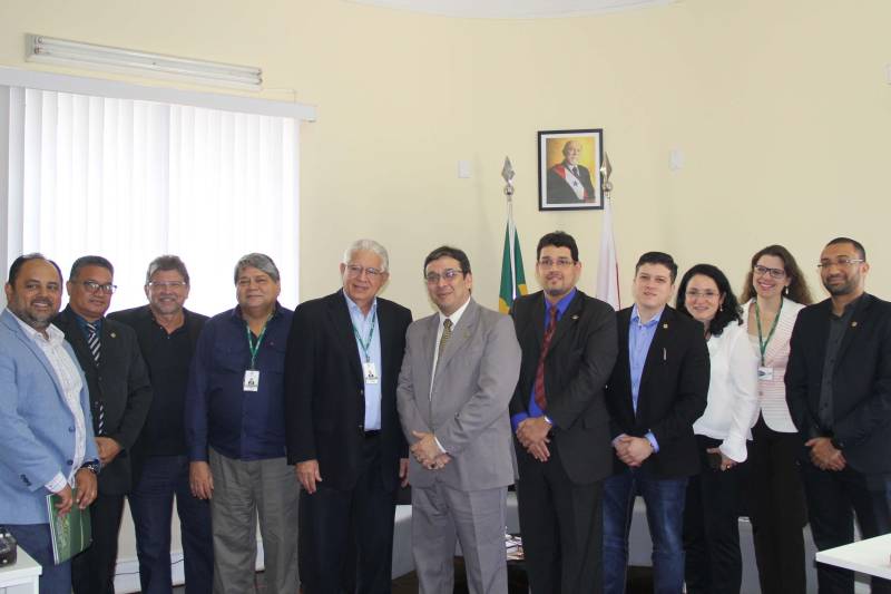 Representantes da Secretaria de Turismo do Pará (Setur) e da Universidade Federal Rural da Amazônia (Ufra) assinaram, nesta terça-feira (3), um termo de cooperação técnica entre as instituições, que formaliza parceria técnica, científica, turística e cultural para o desenvolvimento de ações e projetos de capacitação, pesquisa e extensão em áreas de interesse em comum entre as instituições. A parceria, que terá vigência inicial de 24 meses, prevê a realização de estudos e pesquisas sobre os insumos da gastronomia paraense, bem como ações voltadas para o meio ambiente, o turismo rural, o turismo de base comunitária, o fortalecimento de rotas turísticas do Pará, a produção associada ao turismo e soluções para deficiências de esgotamento sanitário e abastecimento de água, entre outros. As iniciativas deverão beneficiar, principalmente, os Polos Belém, Marajó e Amazônia Atlântica.

FOTO: ASCOM / SETUR
DATA: 04.04.2018
BELÉM - PARÁ <div class='credito_fotos'>Foto: ASCOM SETUR   |   <a href='/midias/2018/originais/8d3ac4c6-57e7-4e9e-a54d-23325694905e.jpg' download><i class='fa-solid fa-download'></i> Download</a></div>