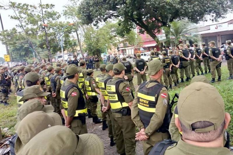 Mais de 600 policiais militares intensificaram a segurança em todo o bairro do Tapanã, durante a operação "Ocupação" que iniciou na manhã desta quinta-feira, 15, e segue até a próxima segunda-feira, 19. O planejamento estratégico desta ação conta com diversas operações: Ônibus Seguro, Hypnus, Bloqueio, Saturação, Tróia e Feira Segura.
FOTO: ASCOM PMPA
DATA: 15.03.2018
BELÉM - PARÁ <div class='credito_fotos'>Foto: Ascom PMPA | <a href='/midias/2018/originais/8d4b7f87-5d1c-4d2f-a0af-892aa517b2dc.jpg' download><i class='fa-solid fa-download'></i> Download</a></div>
