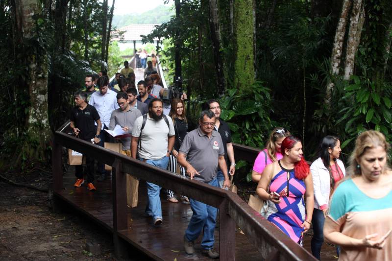 Jornalistas, influenciadores digitais e membros da sociedade civil organizada participaram, nesta quinta-feira (15), da visita guiada ao Parque Estadual do Utinga (Peut) que será inaugurado na sexta-feira (16), às 16h30. Os convidados foram recebidos pelo secretário estadual de Cultura, o arquiteto Paulo Chaves; pelo presidente do Ideflor-bio, Thiago Novaes; pelo gerente do Peut, Julio Meyer; pelo secretário de comunicação, Daniel Nardin e pelo representante da diretoria da Unidade de Conservação do Parque, Wendel Andrade. O evento começou às 9h com a apresentação das melhorias feitas no espaço durante as obras, dos serviços que funcionarão no local e de algumas normas de utilização desse novo equipamento.
FOTO: SIDNEY OLIVEIRA / AG. PARÁ
DATA: 15.03.2018
BELÉM - PARÁ <div class='credito_fotos'>Foto: Sidney Oliveira/Ag. Pará | <a href='/midias/2018/originais/8d60ce53-19d2-4424-9648-7edb9dc14a13.jpg' download><i class='fa-solid fa-download'></i> Download</a></div>