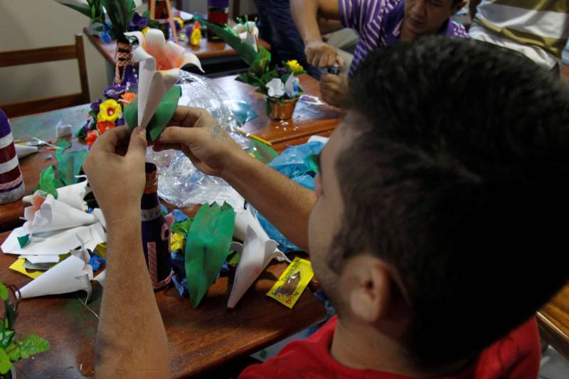 Uma turma formada por 22 internos do Centro de Recuperação Regional de Castanhal (CRRCA) finalizou nesta sexta-feira (29) um curso de arranjo de flores artificiais, oferecido pelo Serviço Nacional de Aprendizagem Rural (Senar), em parceria com a Superintendência do Sistema Penitenciário do Estado (Susipe). O curso faz parte do trabalho desenvolvido pelo setor de reinserção social, que tem como objetivo investir na qualificação profissional e geração de renda, beneficiando internos da unidade prisional. Os detentos aprenderam a confeccionar arranjos de flores utilizando materiais como EVA, tecido tipo voil, tinta spray, tinta para EVA, pincel, tiner, betume, cipó (para osn caules) e gesso para a sustentação dos arranjos nos vasos, além de muita criatividade.
FOTO: AKIRA ONUMA / ASCOM SUSIPE
DATA: 30.06.2018
CASTANHAL - PARÁ <div class='credito_fotos'>Foto: Akira Onuma / Ascom Susipe | <a href='/midias/2018/originais/8d653d08-f267-4404-8839-8661e1fd58eb.jpg' download><i class='fa-solid fa-download'></i> Download</a></div>