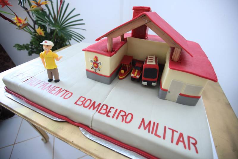 Moradores, comerciantes, militares e políticos da região da Ilha do Marajó comemoraram, nesta quarta-feira (24), junto ao governador Simão Jatene, a entrega do 18º Grupamento Bombeiro Militar, inaugurado hoje no município de Salvaterra. Quarenta e oito militares foram deslocados para o local, sendo 45 praças e três oficiais. O espaço conta com viaturas para atendimento a incêndios, salvamentos, resgates e uma lancha.O Coronel Antônio Zanelli, comandante geral do Corpo de Bombeiros, explicou a escolha do município para receber o grupamento. “Salvaterra foi escolhida estrategicamente para receber este quartel por ser a porta do Marajó. Salvaterra e Soure possuem forte apelo turístico. Antes, nosso tempo-resposta para a população daqui demorava até 1h30 minutos, já que vínhamos de Icoaraci, distrito de Belém. Agora a meta é atender o mais rápido possível os seis municípios da região do Marajó Ocidental”, explicou. Além de Salvaterra e Soure, a corporação atenderá os municípios de Cachoeira do Arari, Santa Cruz do Arari, Ponta de Pedras e Muaná.

FOTO: MÁCIO FERREIRA / AG PARÁ
DATA: 24.01.2018
SALVATERRA - PARÁ <div class='credito_fotos'>Foto: MÁCIO FERREIRA/ AG. PARÁ   |   <a href='/midias/2018/originais/8d68caff-100f-4b0d-b738-dfbd50890de6.jpg' download><i class='fa-solid fa-download'></i> Download</a></div>