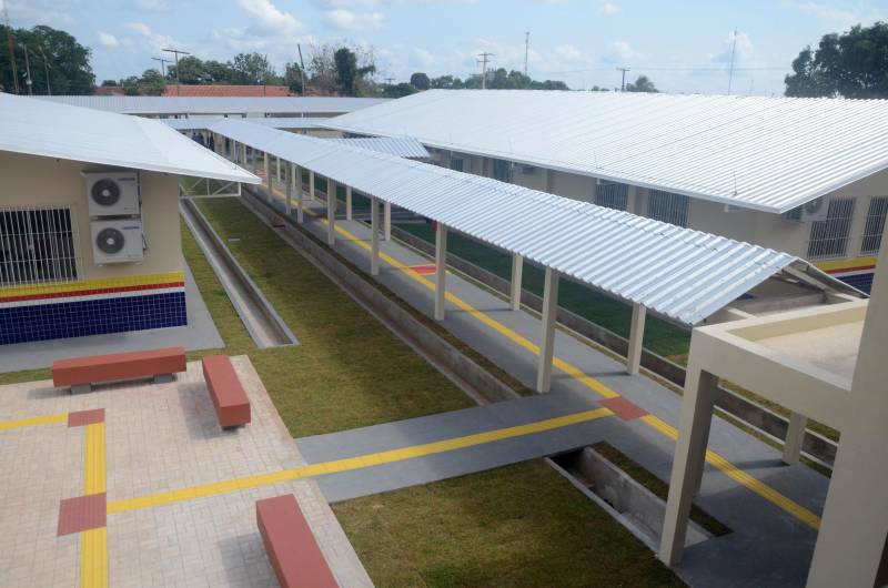 O ano letivo de 2019 no município de Conceição da Araguaia, no sudeste do Pará, vai contar com uma escola reestruturada de Ensino Médio. É a “Professora Deocleciano Alves Moreira” (foto), na avenida Carajás Sá, S/N, no bairro São Luís II. A unidade de ensino passou por obras de reforma e ampliação. A secretária de Estado de Educação, Ana Claudia Serruya Hage, participou da entrega dos serviços, nesta quinta-feira (27). A obra na escola teve financiamento do Banco Interamericano de Desenvolvimento (BID), em um investimento de R$ 5.811.204,58. O projeto faz parte do Programa de Melhoria da Qualidade e Expansão da Cobertura da Educação Básica do Estado do Pará, preconizado pela Seduc no Pacto pela Educação.

FOTO: FERNANDO NOBRE / ASCOM SEDUC
DATA: 27.12.2018
CONCEIÇÃO DO ARAGUAIA - PARÁ <div class='credito_fotos'>Foto: FERNANDO NOBRE/ASCOM SEDUC   |   <a href='/midias/2018/originais/8d6cd7bb-9910-4a88-b68a-58431d0ec7c1.jpg' download><i class='fa-solid fa-download'></i> Download</a></div>