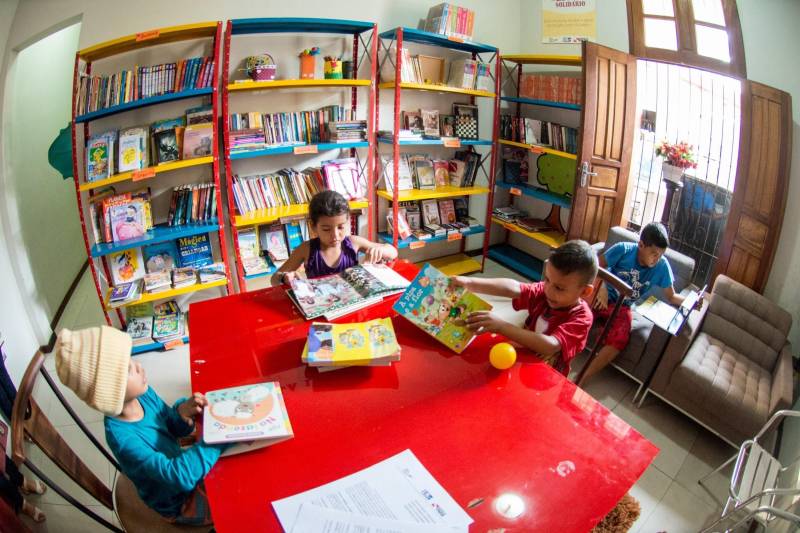 Crianças atendidas pela Casa de Apoio a Crianças com Câncer, Menino Jesus III ganharam, na manhã desta quinta-feira (29), um Espaço de Leitura do projeto Livro Solidário, coordenado pela Imprensa Oficial do Estado (IOE) e Núcleo de Articulação e Cidadania (NAC), do Governo do Estado. A Casa fica na Travessa Castelo Branco, no bairro de São Brás, em Belém.

FOTO: FERNANDO SETTE CÂMARA / ASCOM IOE
DATA: 29.11.2018
BELÉM - PARÁ <div class='credito_fotos'>Foto: FERNANDO SETTE CÂMARA / ASCOM IOE   |   <a href='/midias/2018/originais/8d6e532d-d47c-4298-88da-571574107b50.jpg' download><i class='fa-solid fa-download'></i> Download</a></div>