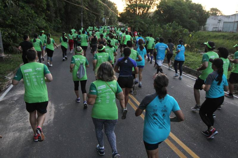 A sétima edição da Corrida e Caminhada do Servidor Público (foto), realizada no Parque do Utinga na manhã desde sábado, 10, reuniu mais de mil servidores do Governo do Pará com o objetivo de promover a saúde e a qualidade de vida. E foi com inspiração nesses dois pilares do evento que Renato Alves e Adriana Lima levaram, mais uma vez, o primeiro lugar do masculino e feminino da competição. Em sete anos de evento, a cabo do Corpo de Bombeiros Adriana Lima chegou em primeiro lugar 4 vezes. Em 2017, ela foi impedida de participar devido uma lesão no tornozelo causada por um acidente, mas esse ano se preparou com treinos pesados na areia, para ganhar força muscular. “Médicos disseram que eu nunca mais correria e ano passado eu fui assistir e chorei por não participar, mas esse ano eu vim para ganhar. Meu lema é lutar sempre desistir jamais”, disse a tetracampeã.
FOTO: CRISTINO MARTINS / AG. PARÁ
DATA: 10.11.2018
BELÉM - PARÁ <div class='credito_fotos'>Foto: Cristino Martins/Ag. Pará | <a href='/midias/2018/originais/8d7390a2-c786-4992-bbfb-0c078b649d59.jpg' download><i class='fa-solid fa-download'></i> Download</a></div>