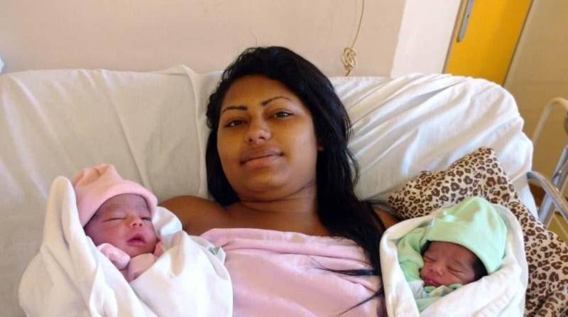 Com o tema central “Mãos que Cuidam’’, o Hospital Geral de Tailândia (HGT), na mesorregião do nordeste paraense, promoveu Semana de Enfermagem, de 14 a 18, com a finalidade de intensificar a interação entre o corpo de enfermagem e usuários dos serviços que são oferecidos para uma população estimada em 300 mil habitantes e que realiza uma média de 120 partos por mês, já que é referência em obstetrícia na região. Na foto, a paciente mãe de gêmeos, Andreza Nascimento da Silva.

FOTO: ASCOM / HGT TAILÂNDIA
DATA: 20.05.2018
TAILÂNDIA - PARÁ <div class='credito_fotos'>Foto: ASCOM HGT TAILÂNDIA   |   <a href='/midias/2018/originais/8d7949c7-cf21-487b-9a34-81417f0a88bf.jpg' download><i class='fa-solid fa-download'></i> Download</a></div>