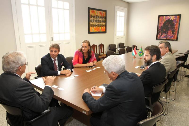 A Hungria quer estreitar relações comerciais com o Pará e, para isso, o embaixador do país no Brasil fez, nesta quinta-feira, 12, uma visita diplomática ao Governo do Estado. Saneamento, pecuária, segurança, educação e indústria foram os temas tratados no encontro. O secretário de Estado de Turismo, Adenauer Góes, representando o governador Simão Jatene, recebeu o embaixador, Norbert Konkoly, e a cônsul geral adjunta de Assuntos Comerciais, Zsuzsanna László.
FOTO: CRISTINO MARTINS / AG. PARÁ
DATA: 12.04.2018
BELÉM - PARÁ <div class='credito_fotos'>Foto: Cristino Martins/Ag. Pará | <a href='/midias/2018/originais/8d8ff8d4-ebc9-4d59-b3fa-eb29641a63f2.jpg' download><i class='fa-solid fa-download'></i> Download</a></div>