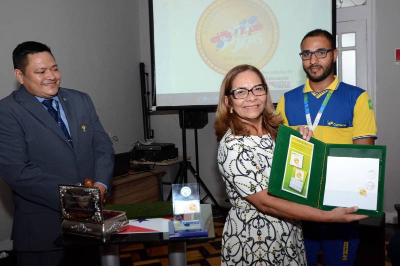 O Selo Comemorativo aos 60 anos dos Jogos Estudantis Paraenses (JEPs) foi lançado nesta segunda-feira (18) pela Secretaria de Estado de Educação (Seduc). A cerimônia, que ocorreu no auditório do Palácio do Governo do Estado, em Belém, reuniu autoridades, dirigentes esportivos, professores e atletas em uma festa do esporte estudantil. Na foto, Ana Glória Guerreiro Nascimento, coordenadora do Núcleo de Esporte e Lazer (NEL).

FOTO: FERNANDO NOBRE / ASCOM SEDUC
DATA: 18.06.2018
BELÉM - PARÁ <div class='credito_fotos'>Foto: FERNANDO NOBRE/ASCOM SEDUC   |   <a href='/midias/2018/originais/8d942ab3-c3ba-4632-b372-15f34c14318e.jpg' download><i class='fa-solid fa-download'></i> Download</a></div>