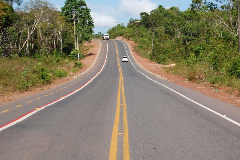 O acesso a um dos principais cartões postais do Pará e do Brasil, a vila balneária de Alter do Chão, localizada a aproximadamente 30 km de Santarém, na região Oeste do Pará, está de cara nova. O Governo do Estado, por meio da Secretaria Estadual de Transportes (Setran), investiu mais de R$ 16 milhões para tornar a PA-457 (Rodovia Everaldo Martins, na foto) mais segura e mais moderna. Agora, quem acessar o ponto turístico ou se deslocar para uma das 18 comunidades que ficam na região do Eixo Forte, encontrarão melhores condições de tráfego. A modernização iniciou pela Rodovia Fernando Guilhon (PA-453), que foi duplicada em 1,2 km, na saída do Rio Tapajós Shopping, com implantação de sinalização vertical e horizontal, além da construção de duas novas rotatórias: uma em frente ao Residencial Salvação, e outra, no entroncamento das duas PA's, ao direcionar o condutor, tendo como ponto de referência a Escola Tecnológica de Santarém.
FOTO: WILLIAM SANTOS / ASCOM CRGBA
DATA: 09.11.2018
SANTARÉM - PARÁ <div class='credito_fotos'>Foto: WILLIAM SANTOS / ASCOM CRGBA | <a href='/midias/2018/originais/8d97566c-809a-4adb-887a-4761c0e201f2.jpg' download><i class='fa-solid fa-download'></i> Download</a></div>
