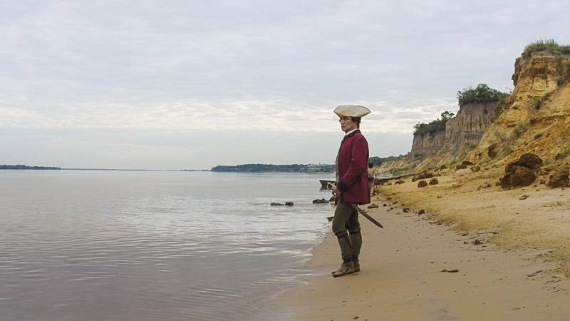“Zama” (foto), dirigido e escrito pela argentina Lucrecia Martel, terá sessão de estreia nesta quinta-feira, 17, às 20h, no Cine Líbero Luxardo da Fundação Cultural do Pará (FCP). A projeção do filme estará nas sessões regulares do cinema, contando de forma irônica a condição em que se encontra um funcionário da Coroa Espanhola, preso em uma colônia na fronteira da Argentina com Paraguai. Baseado no livro homônimo de Antonio di Benedetto, o longa conta a história de Don Diego de Zama (Daniel Giménez Cacho), um oficial da Coroa Espanhola que no fim do século XVIII parte para Buenos Aires e se junta a um grupo de soldados à caça de um perigoso bandido, enquanto explora terras habitadas por índios.
FOTO: DIVULGAÇÃO
DATA: 15.05.2018
BELÉM - PARÁ
<div class='credito_fotos'>Foto: Divulgação | <a href='/midias/2018/originais/8d9941f1-cb62-4d13-8602-a5bae335674a.jpg' download><i class='fa-solid fa-download'></i> Download</a></div>