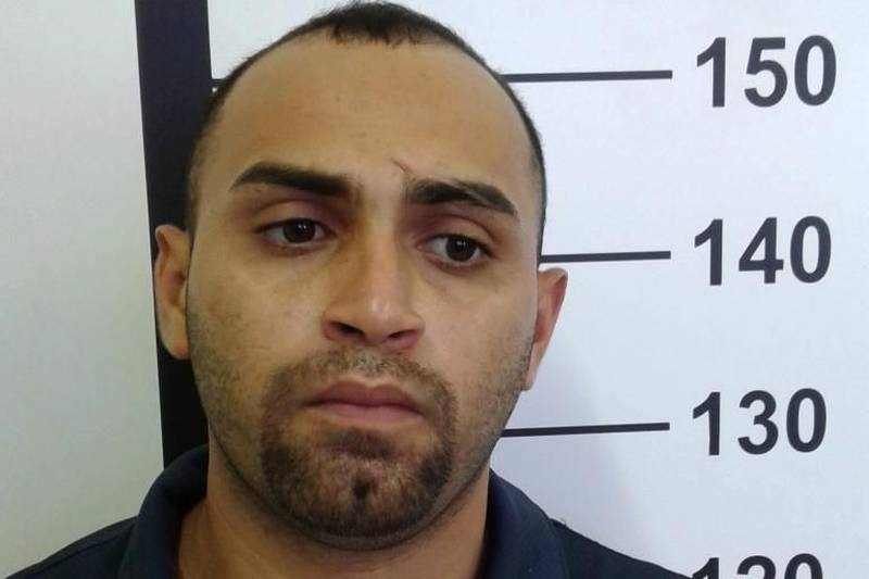 A Polícia Civil prendeu em flagrante, na tarde desta quarta-feira (07), no bairro do Jurunas, em Belém, Ricardo de Deus Pereira, 42 anos, e Luziel Leão Gomes, 27 anos (foto), apontados como integrantes de uma associação criminosa especializada em arrombamentos seguidos de furtos, que age na capital paraense
FOTO: ASCOM POLÍCIA CIVIL
DATA: 07.02.2018
BELÉM - PARÁ <div class='credito_fotos'>Foto: Ascom Polícia Civil | <a href='/midias/2018/originais/8d997776-446b-4c98-bd6e-f8fe90ff4ed9.jpg' download><i class='fa-solid fa-download'></i> Download</a></div>