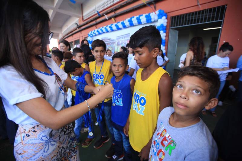 Nesta sexta-feira, uma programação (foto) alegre e diferenciada marcou as comemorações pelos 14 anos do Pro Paz no Pará, iniciativa que surgiu em 2004 como um programa do Governo do Estado, convertida mais tarde em política pública por força de decreto, até se consolidar, em 2015, na Fundação Pro Paz, que tem a missão de racionalizar e ordenar recursos e ações para transformar a vida de milhares de paraenses em situação de vulnerabilidade social. A existência do Pro Paz fez do Pará vanguarda na Federação, por ser o único estado que possui, há mais de dez anos, um protocolo padrão para atendimento a crianças e adolescentes vítimas de violência que é modelo para o Brasil, referendado pela ONG Childhood Brasil e reconhecido pela ONU. O modelo referência do trabalho do Pro Paz foi que levou o Pará a ganhar da Organização das Nações Unidas (ONU), em 2015, o reconhecimento por manter uma das onze melhores práticas das Américas para a integração de sistemas de segurança pública com políticas sociais.
FOTO: MÁCIO FERREIRA / AG. PARÁ
DATA: 29.06.2018
BELÉM - PARÁ <div class='credito_fotos'>Foto: MÁCIO FERREIRA/ AG. PARÁ | <a href='/midias/2018/originais/8d9cc2d9-42f1-4a8f-94ef-5af3fada83c8.jpg' download><i class='fa-solid fa-download'></i> Download</a></div>