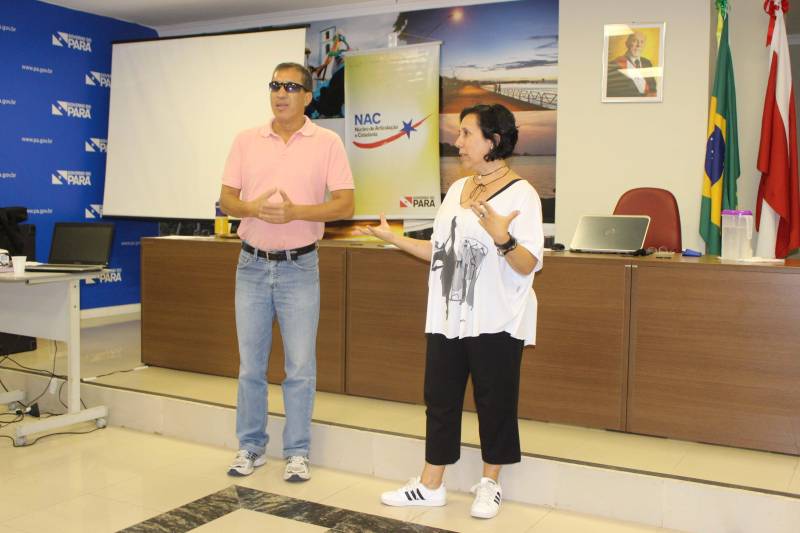 Cerca de 70 pessoas participaram, nesta terça-feira (08), do curso “Convivência e Paradesporto - Gestão do Cotidiano”, uma parceria entre o Núcleo de Articulação e Cidadania (NAC) do Governo do Pará, a Assistência Social Paulus e o Comitê Paraolímpico Brasileiro (CPB). O evento foi realizado no auditório da Casa Civil, em Belém. O programa é realizado em todo o país com ações estruturadas para dialogar e construir coletivamente as soluções para as principais demandas da política de Assistência Social no Brasil. Essa é a segunda turma capacitada com o tema paradesporto, a primeira foi em Curitiba, no início do ano. Durante uma das atividades práticas, os participantes foram vendados e tiveram que encarar as dificuldades de uma pessoa com deficiência visual como uma caminhada pela calçada ou compras em uma feira. Na foto, Mauro Sérgio (e), paranaense de 60 anos, professor de educação física do Comitê Paralímpico Brasileiro (CPB).
FOTO: ASCOM / NAC
DATA: 08.05.2018
BELÉM - PARÁ
<div class='credito_fotos'>Foto: Ascom NAC | <a href='/midias/2018/originais/8d9cd906-9314-4034-981f-1c48a07b0789.jpg' download><i class='fa-solid fa-download'></i> Download</a></div>
