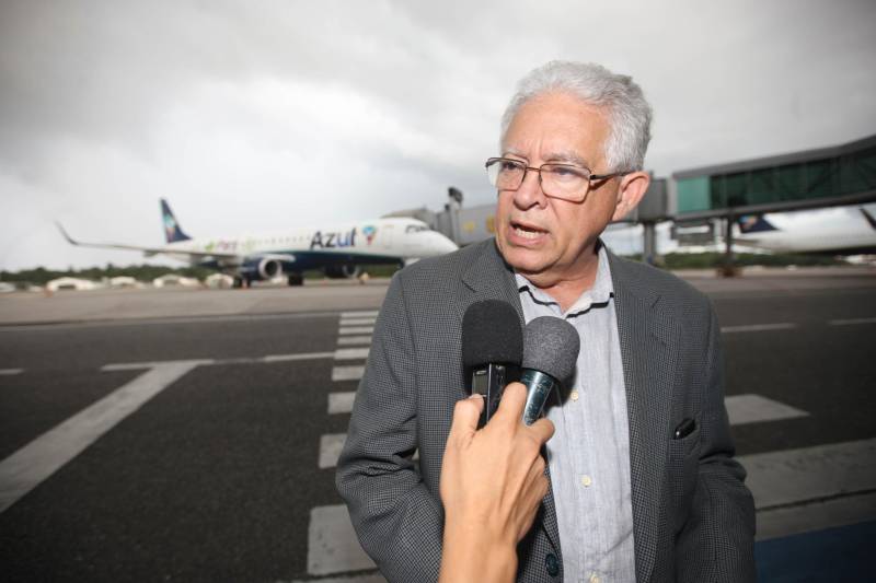 Pousou na tarde desta terça-feira (27) a aeronave modelo Airbus A 320 da Companhia Azul Linhas Aéreas adesivada com a logomarca “Para, A Obra-Prima da Amazônia”. Levando a logomarca em sua aeronave, a companhia promove o turismo paraense nos mercados nacional e internacional. A estratégia é fruto de uma parceria entre a secretaria de estado de Turismo (Setur) e a Azul. A aeronave está voando por toda a malha aérea nacional da Azul e já passou por outros países como Argentina, Uruguai e Guiana Francesa. A companhia tem ampliado suas bases de operações no Pará com rotas regionais, nacionais e internacionais. “ Esta é uma estratégia no sentido de levar a marca do turismo paraense para todos os lugares em que a Azul voa. Desta forma o turismo no Pará é promovido como atividade econômica”, comenta o secretário de Estado de Turismo, Adenauer Goes (foto).
FOTO: THIAGO GOMES / AG. PARÁ
DATA: 27.03.2018
BELÉM - PARÁ <div class='credito_fotos'>Foto: Thiago Gomes /Ag. Pará | <a href='/midias/2018/originais/8d9ea7a8-ebbd-4666-8868-33958870f029.jpg' download><i class='fa-solid fa-download'></i> Download</a></div>