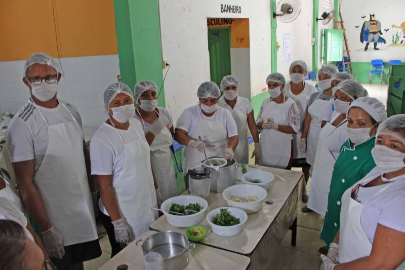 A pizza de talos e o bolo de banana fizeram parte do cardápio do último dia do curso de alimentação alternativa e reaproveitamento de alimentos (foto), nessa sexta-feira (27), no Bairro Curió-Utinga, em Belém. O curso faz parte do Projeto Cozinha Sustentável e foi realizado no Centro Comunitário da Passagem Cruzeiro Unidos com o Pantanal, por meio de parceria entre o Núcleo de Articulação e Cidadania (NAC) e a Empresa de Assistência Técnica e Extensão Rural do Estado do Pará (Emater). O objetivo da capacitação é oportunizar a inclusão socioprodutiva para pessoas em situação de vulnerabilidade social, com a produção de alimentos, contribuindo para a gestão autônoma de geração de renda em ações que priorizam o empreendedorismo individual para o desenvolvimento da economia local.
FOTO: RUAN MORAES / ASCOM NAC
DATA: 27.04.2018
BELÉM - PARÁ <div class='credito_fotos'>Foto: Ascom NAC | <a href='/midias/2018/originais/8da17db5-1cae-48aa-b406-b09f2f4423cd.jpg' download><i class='fa-solid fa-download'></i> Download</a></div>