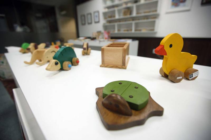 Ao entrar na Biblioteca Arthur Viana, localizada no Centro Cultural e Turístico Tancredo Neves (Centur), é possível visualizar e sentir as diferenças logo ao chegar. O espaço, que desde 2015 passava por reformas, está completamente pronto para sua reinauguração, que deve acontecer já na próxima semana. Iluminação adequada, climatização renovada, mudança de estantes e outros móveis que contribuíram para a ampliação do espaço, além de um verdadeiro upgrade em diversos espaços de convivência, serviços e estudos, trouxeram novos ares a centenária biblioteca.
FOTO: THIAGO GOMES / AG. PARÁ
DATA: 27.04.2018
BELÉM - PARÁ <div class='credito_fotos'>Foto: Thiago Gomes /Ag. Pará | <a href='/midias/2018/originais/8da35d17-000e-4b1c-bcc0-3f52863e7c3f.jpg' download><i class='fa-solid fa-download'></i> Download</a></div>