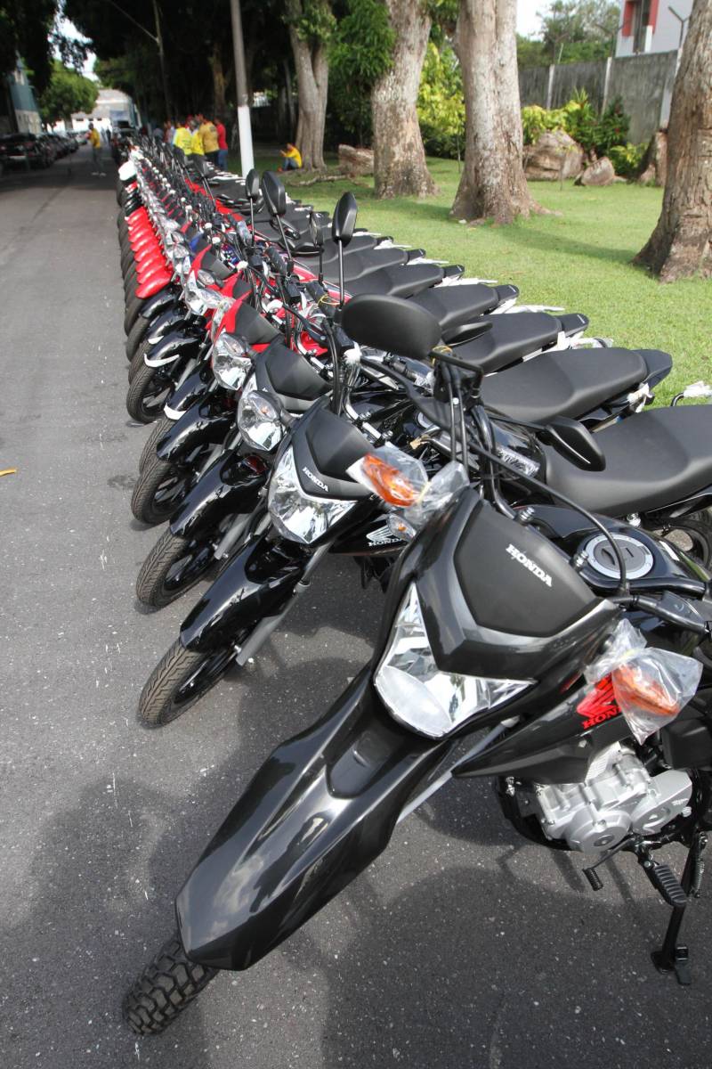O Governo do Estado entregou, nesta segunda-feira, 12, no Palácio do Governo, 75 motocicletas a mototaxistas de Belém, Castanhal, Ananindeua e Igarapé-Açu. As motos foram adquiridas pelos mototaxistas por meio do Credcidadão, programa que incentiva a geração de trabalho e renda entre os microempreendedores com necessidades financeiras. O governador Simão Jatene fez a entrega das chaves das motos, acompanhado do prefeito de Belém, Zenaldo Coutinho; do presidente da Assembleia Legislativa do Estado do Pará (Alepa), Márcio Miranda; dos deputados Eliel Faustino e Coronel Neil; do secretário de Desenvolvimento Econômico, Indústria, Comércio e Mineração, Hildegardo Nunes; do diretor-geral do Credcidadão, Jorge Rezende e de representantes de sindicatos e associações de mototaxistas, entre eles o presidente do Sindicato dos Mototaxistas do Pará, José Ribamar Soares, o Alemão.
FOTO: CRISTINO MARTINS / AG. PARÁ
DATA: 12.11.2018
BELÉM - PARÁ <div class='credito_fotos'>Foto: Cristino Martins/Ag. Pará | <a href='/midias/2018/originais/8da4db3f-e4cd-4d96-a909-3ad8c058661b.jpg' download><i class='fa-solid fa-download'></i> Download</a></div>