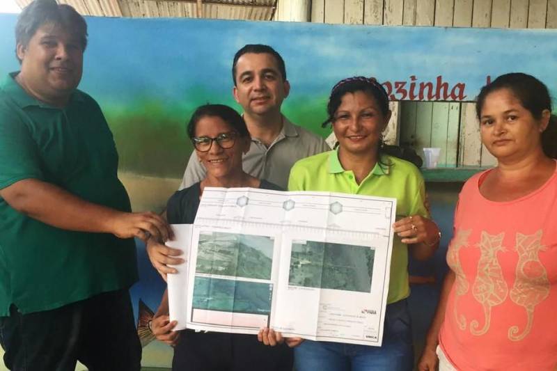 A Companhia de Portos e Hidrovias do Pará (CPH) e o Centro Regional de Governo do Baixo Amazonas (CRGBA) entregaram o projeto de engenharia do trapiche, rampa de acesso e flutuante de um porto que vai atender a comunidade pesqueira no entorno do lago Maicá e moradores do bairro da Jaderlândia, em Santarém, na região Oeste do Pará.
FOTO: ASCOM CRGBA
DATA: 19.11.2018
SANTARÉM - PARÁ <div class='credito_fotos'>Foto: ASCOM CRG | <a href='/midias/2018/originais/8daa1f39-06f1-4b23-8441-88347db6baf5.jpg' download><i class='fa-solid fa-download'></i> Download</a></div>