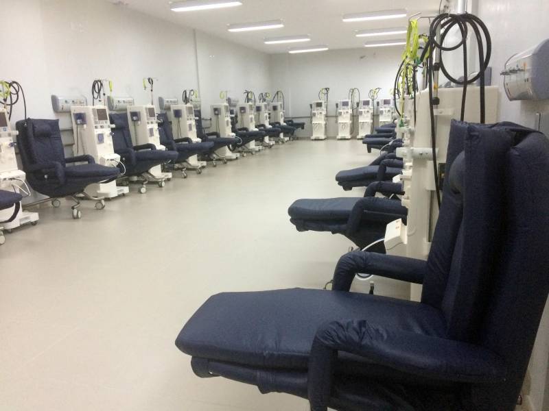 No próximo sábado, 8, o governador do Estado do Pará, Simão Jatene, inaugura o serviço de Hemodiálise do Hospital Regional do Sudeste do Pará - Dr. Geraldo Veloso (HRSP), em Marabá, no sudeste do estado. Com um investimento de mais de R$ 1,7 milhão, o setor possui 20 máquinas e poderá atender a 103 pacientes por mês, produzindo uma média mensal de 1.500 sessões. A entrega ampliará o atendimento a pacientes renais do Estado, junto com outras Unidades já em funcionando, como o Hospital Regional do Baixo Amazonas (HRBA), em Santarém, e o Hospital Regional Público da Transamazônica (HRPT), em Altamira – também, gerenciadas pela Pró-Saúde Associação de Assistência Social e Hospitalar. 

FOTO: ASCOM / HRBA 
DATA: 07.12.2018
MARABÁ - PARÁ <div class='credito_fotos'>Foto: Ascom HRBA   |   <a href='/midias/2018/originais/8db3e167-39e0-40fc-992c-a308fb7f307b.jpg' download><i class='fa-solid fa-download'></i> Download</a></div>