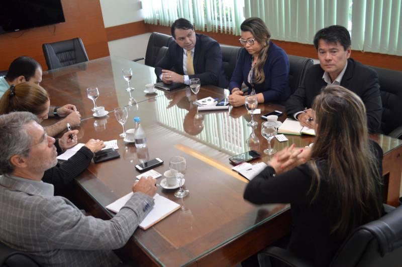 Uma equipe técnica da Embaixada do Reino Unido dos Países Baixos, no Brasil, sediada em Brasília, composta pelo conselheiro agrícola, Bert Rikken; pela assessora Frederica Heering, e pelo assessor, Ramon Gerrits, visitou a sede da Secretaria de Meio Ambiente e Sustentabilidade (Semas), visando cooperação.
FOTO: ASCOM SEMAS
DATA: 30.10.2018
BELÉM - PARÁ <div class='credito_fotos'>Foto: ASCOM SEMAS | <a href='/midias/2018/originais/8db4b991-9b06-4351-8097-c2f18d0c6c38.jpg' download><i class='fa-solid fa-download'></i> Download</a></div>