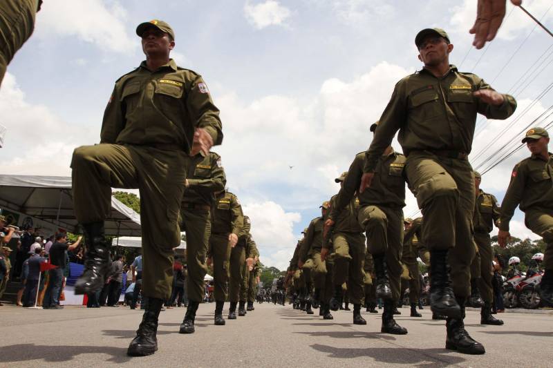 A cerimônia pelo Dia de Tiradentes, patrono das polícias militares do Brasil, este ano, no Pará, teve um toque especial. Na manhã desta quinta-feira, 20, no Comando Geral da Polícia Militar do Estado, foram oficializadas as promoções de 539 policiais e entregues 170 novos veículos para a corporação. O governador Simão Jatene participou da cerimônia. A frota vai ajudar no combate à criminalidade na região metropolitana de Belém e interior do estado. Dos 170 veículos entregues para reforçar o policiamento, 60 são motocicletas, 60 viaturas modelo Palio Weekend com cela e 50 Pick-ups, com cela, todos em regime de locação, que serão somados à frota. Serão investidos mensalmente 4 milhões de reais. As 539 promoções beneficiam policiais militares da capital e do interior do estado, sendo 462 praças e 77 oficiais. “Eu me sinto lisonjeada e quero chegar à capitã”, disse Rejane Santa Brígida Miranda, promovida de soldado a cabo. “Fico feliz também por termos um plano seguro, de carreira e me sinto prestigiada na carreira que escolhi”, completou Rejane.
FOTO: CRISTINO MARTINS / AG PARÁ
DATA:20.04.2018
BELÉM - PARÁ <div class='credito_fotos'>Foto: Cristino Martins/Ag. Pará | <a href='/midias/2018/originais/8db68b66-9929-40fb-9d3f-c98dad4e41af.jpg' download><i class='fa-solid fa-download'></i> Download</a></div>