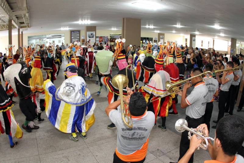Um grande cortejo cultural marcou a tarde desta quinta-feira, 03, durante a inauguração da Galeria Benedito Nunes, na sede da Fundação Cultural do Pará, no Centur. Participaram representantes dos grupos de Bois de São Caetano de Odivelas, como boi Tinga, Faceiro e Vaca Velha, animados pela banda Milícia Odivelense. Os grupos trouxeram a cultura do Boi de Máscaras para o público de Belém e São Caetano que participaram do evento.
FOTO: CRISTINO MARTINS / AG. PARÁ
DATA: 03.05.2018
BELÉM - PARÁ <div class='credito_fotos'>Foto: Cristino Martins/Ag. Pará | <a href='/midias/2018/originais/8db7e8da-34d6-496a-be63-8c56a3132cdb.jpg' download><i class='fa-solid fa-download'></i> Download</a></div>