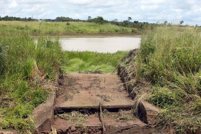 Serão retomados, nesta segunda-feira (16), os trabalhos de recuperação de um trecho de 15 metros da PA-256, localizado próximo a entrada do município de Paragominas. Equipes da Secretaria de Estado de Transportes (Setran) que já trabalhavam no local, receberam hoje todo o material necessário para dar continuidade a obra.
FOTO: SIDNEY OLIVEIRA / AG. PARÁ
DATA: 15.04.2018
PARAGOMINAS - PARÁ <div class='credito_fotos'>Foto: Sidney Oliveira/Ag. Pará | <a href='/midias/2018/originais/8dc09c9a-b22b-4b1a-a121-1be9a9459250.jpg' download><i class='fa-solid fa-download'></i> Download</a></div>