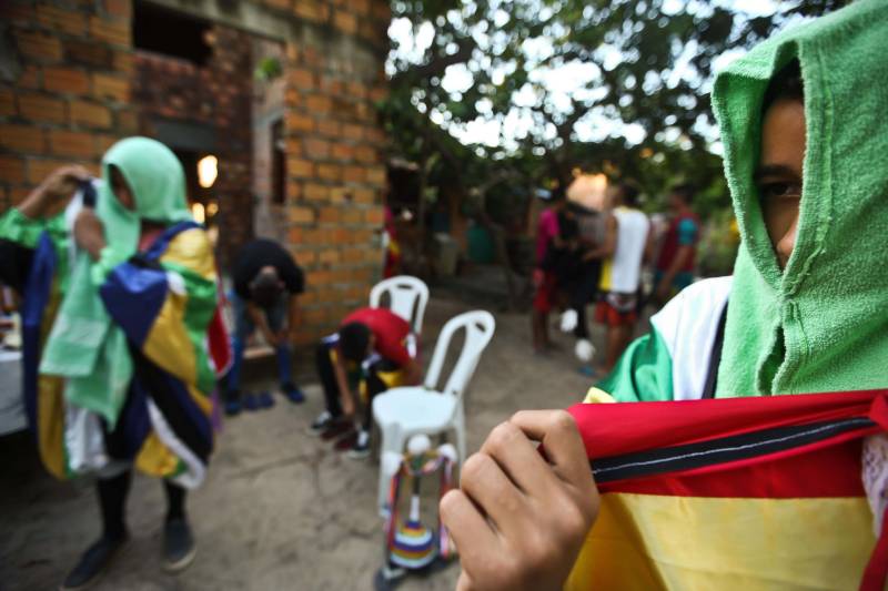 Domingo de carnaval (11) parecia dia de futebol. Um a um, os integrantes do time foram chegando à concentração, no quintal de uma casa simples, na Avenida Floriano Peixoto, uma das principais de São Caetano de Odivelas, município do nordeste do Pará. Os homens, na faixa dos 20 anos de idade, esperavam sentados pelo "técnico". Mas de repente os “jogadores” se transformaram em brincantes do mais tradicional grupo folclórico da cidade, o Boi Tinga. A preparação não era para uma partida de futebol, e sim para o arrastão que tomou conta das ruas em alguns instantes. Um dos patrimônios da rica cultura popular de São Caetano, o Boi Tinga colore a cidade no carnaval. Com 80 anos de existência, o grupo reúne apaixonados pelas manifestações folclóricas, que trabalham o ano todo para manter viva a cultura local. Na Folia de Momo, os célebres Cabeçudos e Pierrôs, levados pelo Boi-Bumbá, se misturam ao povo numa explosão de ritmos, cores e alegria - tudo sem perder as características originais, que ressaltam a beleza e autenticidade da festa.
FOTO: THIAGO GOMES / AG PARÁ
DATA: 12.02.2018
SÃO CAETANO DE ODIVELAS - PARÁ <div class='credito_fotos'>Foto: Thiago Gomes /Ag. Pará | <a href='/midias/2018/originais/8dc802f0-cb01-4686-81fc-8eaf845bb17a.jpg' download><i class='fa-solid fa-download'></i> Download</a></div>