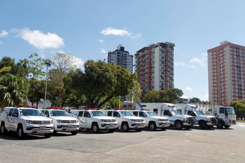 A Superintendência do Sistema Penitenciário do Estado (Susipe) renovou a frota de viaturas com a aquisição de seis caminhões-cela, quatro caminhões tipo furgão e 30 caminhonetes. Os veículos (foto) foram adquiridos por meio de parceria entre a Susipe e o Departamento Penitenciário Nacional (Depen), do Ministério da Segurança, e da Secretaria de Estado de Segurança Pública e Defesa Social (Segup). O investimento nos novos veículos é superior a R$ 2,7 milhões, sendo R$ 1.283.491,20 referentes à aquisição de 30 caminhonetes, que fazem parte da frota locada, substituída a cada dois anos, e R$ 1.449.000,00 foram destinados à compra dos seis caminhões - recursos do Fundo Penitenciário Nacional (Funpen), repassados à Susipe. A frota também passa a contar com quatro caminhões tipo furgão, doados pelo Depen.
FOTO: AKIRA ONUMA / ASCOM SUSIPE
DATA: 21.06.2018
BELÉM - PARÁ <div class='credito_fotos'>Foto: Akira Onuma / Ascom Susipe | <a href='/midias/2018/originais/8dd0c42a-7ab9-46fd-993e-4eb336614986.jpg' download><i class='fa-solid fa-download'></i> Download</a></div>