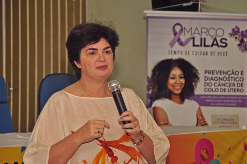Uma roda de conversa no auditório da Santa Casa sobre Prevenção e Diagnóstico do Câncer de Colo do Útero marcou o início, nesta segunda-feira (12), da campanha Março Lilás. O evento tem como slogan “O Pará unido na Prevenção e Diagnóstico do Câncer de Colo do Útero” e integra a rede de assistência para o controle do câncer de colo do útero no Pará. Promovido pela Secretaria de Estado de Saúde Pública (Sespa), por meio do Núcleo de Apoio à Gestão na Atenção à Mulher no Controle do Câncer de Colo de Útero e Mama (Nagam), com o apoio do Comitê Estadual de Controle do Câncer do Colo do Útero e Mama, Regionais de Saúde e municípios paraenses, a iniciativa quer chamar a atenção das paraenses sobre a importância de fazer periodicamente o exame preventivo para detecção precoce desse tipo de câncer. Na foto, a secretária adjunta de Saúde do Estado, Heloísa Guimarães.
FOTO: JOSÉ PANTOJA / ASCOM SESPA
DATA: 12.03.2018
BELÉM - PARÁ <div class='credito_fotos'>Foto: José Pantoja / Ascom Sespa | <a href='/midias/2018/originais/8dd24afb-2618-4b14-810c-3ecf349b26b6.jpg' download><i class='fa-solid fa-download'></i> Download</a></div>