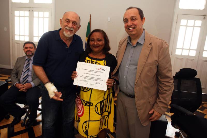 Quase R$ 2 milhões em equipamentos para o combate a malária no Pará foram distribuídos, nesta quarta-feira (7), em cerimônia no Palácio do Governo, em Belém. No total 38 microscópios, 21 motocicletas e 9 caminhonetes foram entregues, pelo governador Simão Jatene, a representantes de 11 municípios beneficiados, de diferentes regiões do Pará. Na ocasião, o governo também homenageou servidores estaduais que atuam há mais de 30 anos no combate a endemias e dedicaram anos de profissionalismo, compromisso e responsabilidade com o trabalho na Vigilância em Saúde Pública do Estado do Pará.
FOTO: ANTÔNIO SILVA / AG. PARÁ
DATA: 07.03.2018
BELÉM - PARÁ
<div class='credito_fotos'>Foto: Antônio Silva/Ag. Pará | <a href='/midias/2018/originais/8dd88f03-4136-471c-850c-6516d672bbf6.jpg' download><i class='fa-solid fa-download'></i> Download</a></div>