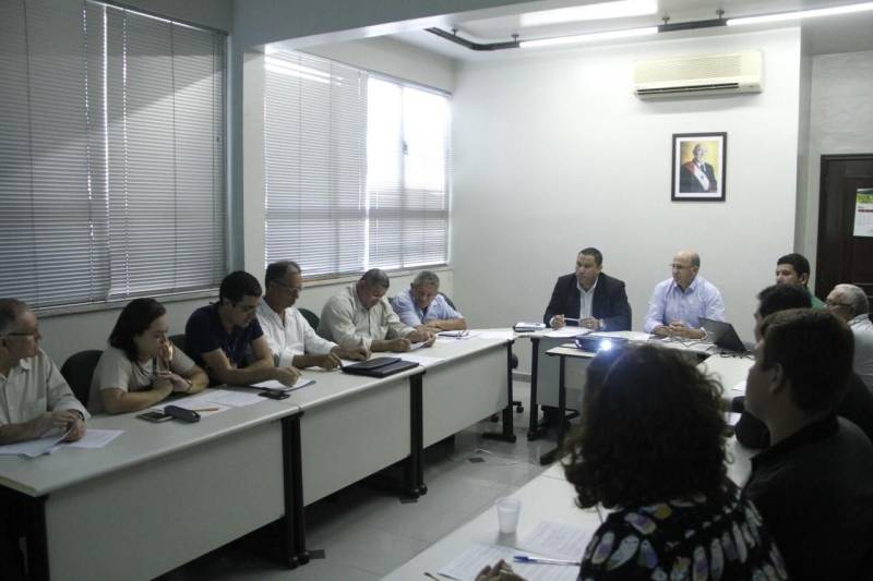 Reforçar os canais de comercialização e garantir a participação de um número maior de fornecedores, inclusive da pesca artesanal, é a melhor forma de assegurar o abastecimento de pescado a preços justos durante o período da Semana Santa. Esta foi a conclusão a que chegaram os membros do Conselho Estadual de Desenvolvimento Sustentável da Pesca e Aquicultura (Coepaq) durante uma reunião, no dia 7, na sede da Secretaria de Desenvolvimento Agropecuário e da Pesca (Sedap), em Belém.
FOTO: ASCOM SEDAP
DATA: 07.03.2018
BELÉM - PARÁ <div class='credito_fotos'>Foto: Ascom Sedap | <a href='/midias/2018/originais/8ddad44d-8fa8-4ae1-a4c5-a38cd8dcfd40.jpg' download><i class='fa-solid fa-download'></i> Download</a></div>