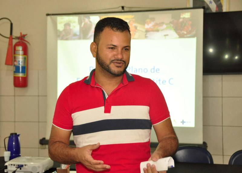 A Estratégia Pré-Natal do Parceiro (EPNP) pode ser considerada uma importante porta de entrada do Sistema Único de Saúde (SUS) para a população masculina, pois ao acompanharem suas mulheres ou companheiras na consulta do pré-natal, os homens serão abordados por profissionais de saúde e, da mesma forma que as mulheres, terão acesso a consultas, exames e a todos os serviços ofertados pela Rede Pública de Saúde. Essa foi uma das constatações feitas pelo coordenador nacional de Saúde do Homem do Ministério da Saúde, Francisco Norberto Moreira da Silva, que veio a Belém, apresentar a Atualização da Política Nacional de Atenção Integral à Saúde do Homem (PNAISH) instituída pela portaria 1944 de 27 de agosto de 2009. A apresentação foi feita, na quinta-feira (28), no auditório da Escola Técnica do SUS (Etsus), durante oficina organizada pela Coordenação Estadual de Saúde do Homem. Na foto, o coordenador estadual de Saúde do Homem, Carlos Alexandre Carvalho Coelho.
FOTO: JOSÉ PANTOJA / ASCOM SESPA
DATA: 29.06.2018
BELÉM - PARÁ <div class='credito_fotos'>Foto: José Pantoja / Ascom Sespa | <a href='/midias/2018/originais/8de018c1-a6b0-4bbe-9526-c0312b8a5adc.jpg' download><i class='fa-solid fa-download'></i> Download</a></div>