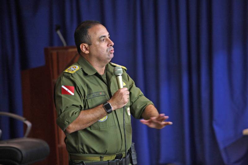 Foi iniciada, ainda na noite da segunda-feira (9), uma operação de reforço policial nas ruas da capital paraense e dos demais municípios da Região Metropolitana de Belém (RMB). O maior efetivo nas ruas foi colocado logo após as mortes registradas ao longo daquele dia. As investigações iniciaram e as vítimas já foram identificadas. Além disso, uma sala de situação foi implantada no Centro Integrado de Operações (Ciop) para traçar e definir metas para as operações, comandada pela Secretaria de Estado de Segurança Pública e Defesa Social (Segup). Essas informações foram divulgadas na terça-feira (10) em coletiva de imprensa, na sede da Delegacia Geral da Polícia Civil, em Belém. Entre as 13 mortes registrados na segunda-feira está a do policial militar Joaquim Nunes Silva. Os outros 12 eram civis e apenas um ainda não foi identificado ainda. E 9 dos 12 civis têm passagem pela polícia. Na foto, o coronel Hilton Benigno, comandante da Polícia Militar (PM).
FOTO: SIDNEY OLIVEIRA / AG. PARÁ
DATA: 10.04.2018
BELÉM - PARÁ <div class='credito_fotos'>Foto: Sidney Oliveira/Ag. Pará | <a href='/midias/2018/originais/8de5487b-21dc-4435-8093-179fefa374a7.jpg' download><i class='fa-solid fa-download'></i> Download</a></div>