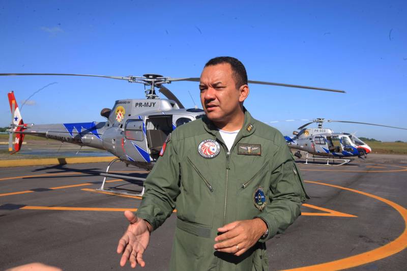 “Devo a vida do meu filho à atuação do Graesp (Grupamento Aéreo de Segurança Pública). Se não fosse pelo empenho deles no resgate, o João não teria resistido”. O depoimento emocionado é do sargento da Polícia Militar do Pará, Marcelo Serrano. Em abril do ano passado, o filho dele, João Marcel, então com 3 anos, perfurou o pulmão depois de cair de uma ponte. O acidente foi no município de São Sebastião da Boa Vista, no Marajó. Na ocasião, o Graesp foi acionado e iniciou o resgate da criança em direção a Belém. Em uma corrida contra o tempo, 40 minutos depois o menino começava a ser atendido em um hospital na capital. Se o transporte tivesse sido de barco, como normalmente ocorre na região, levaria oito horas e, pela gravidade da situação, o pequeno Marcel não teria resistido. Na foto, o tenente coronel Márcio Bailosa.

FOTO: RODOLFO OLIVEIRA / AG. PARÁ
DATA: 21.05.2018
BELÉM - PARÁ <div class='credito_fotos'>Foto: Rodolfo Oliveira/Ag. Pará   |   <a href='/midias/2018/originais/8dec0d91-cda9-4787-a062-4f3fd761e518.jpg' download><i class='fa-solid fa-download'></i> Download</a></div>