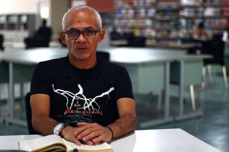A Biblioteca Pública Arthur Vianna, da Fundação Cultural do Pará (FCP), comemora neste domingo, dia 25 de março, 147 anos de serviços prestados à população de Belém. São anos de dedicação dos funcionários que fazem parte do dia a dia deste espaço rico em informação e leitura, assim como o reconhecimento e valorização por parte dos usuários. O tradutor Paulo Brasil, de 50 anos (foto), voltou para Belém depois de 10 anos no Rio de Janeiro. Ele conheceu a nova estrutura da Biblioteca logo após a reinauguração, levado por um amigo.
FOTO: AGILSON LOBATO / ASCOM FCP
DATA: 23.03.2018
BELÉM - PARÁ <div class='credito_fotos'>Foto: AGILSON LOBATO / ASCOM FCP | <a href='/midias/2018/originais/8dfb3fff-672a-4bc5-862a-8bc268f9fa40.jpg' download><i class='fa-solid fa-download'></i> Download</a></div>