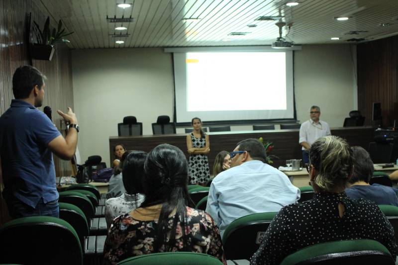 Integrantes do Instituto Brasileiro de Meio Ambiente e de Recursos Naturais Renováveis (Ibama) estiveram, na quarta-feira (30) e na quinta-feira (31), no auditório da Secretaria de Estado de Meio Ambiente e Sustentabilidade (Semas), em Belém, para debates (foto) relacionados à gestão de fauna em cativeiro, considerando o repasse dos sistemas federais para os estados brasileiros, em decorrência da Lei Complementar Nº 140/2011. Estavam presentes representantes dos órgãos ambientais da região Norte que trabalham diretamente com essa agenda de atividades. A principal finalidade da ação foi a discussão de melhorias e prioridades para os ajustes do Sistema Nacional de Gestão de Fauna Silvestre (Sisfauna). Acordo de Cooperação Técnica assinado em 30 de abril de 2013 compartilhou a gestão dos recursos faunísticos para a Semas, que passou a operacionalizar o Sisfauna para empreendimentos e atividades relacionadas ao uso e manejo da fauna silvestre dentro do território paraense.
FOTO: ASCOM / SEMAS
DATA: 01.11.2018
BELÉM - PARÁ <div class='credito_fotos'>Foto: ASCOM SEMAS | <a href='/midias/2018/originais/8dffd1ba-4f0b-445c-8f96-348b5a39c436.jpg' download><i class='fa-solid fa-download'></i> Download</a></div>