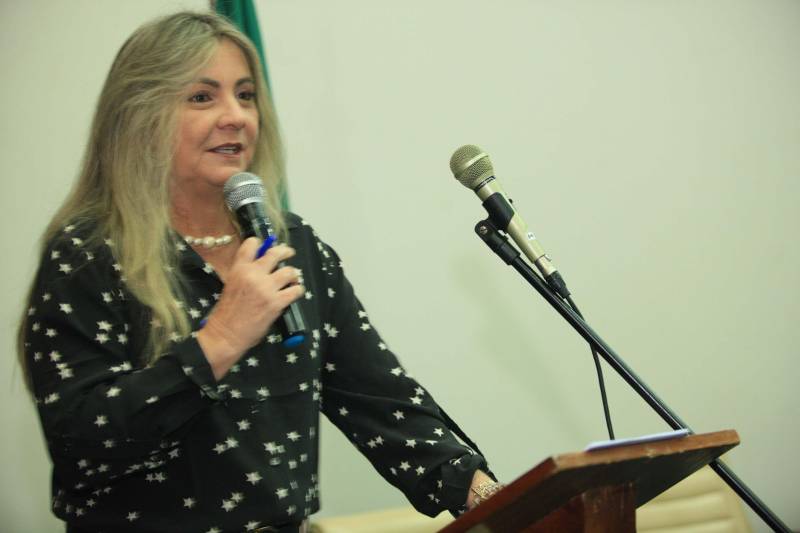 Foi realizada hoje (14/06) a cerimônia de posse da presidência do Tribunal Administrativo de Recursos Fazendários (TARF) para o biênio 2018/2020,  no auditório da Secretaria da Fazenda, Sefa, em Belém. O Tribunal é o órgão colegiado responsável pela solução de litígios entre a Fazenda Pública do Pará e os contribuintes de tributos estaduais, em segunda instância. Assumiu a presidência do TARF a auditora fiscal de receitas estaduais Roseli de Assunção Naves, que já atuou como conselheira no TARF e deixa a  Diretoria de Tributação da Sefa para assumir a nova função. Em seu discurso, ela agradeceu a indicação e pediu o apoio dos servidores para assumir o novo desafio,visando aprimorar as ações do contencioso fiscal. O secretário da Fazenda, Nilo Noronha, foi representado pela subsecretária de administração tributária, Rute Tostes (foto), que presidiu a cerimônia. Ela destacou que a composição paritária do Tribunal, onde atuam servidores do Fisco e dos contribuintes, concorre para a justiça fiscal. “É inegável que na composição do TARF estão profissionais empenhados e capacitados”, disse ela.

FOTO: MÁCIO FERREIRA / AG. PARÁ
DATA: 14.06.2018
BELÉM - PARÁ <div class='credito_fotos'>Foto: MÁCIO FERREIRA/ AG. PARÁ   |   <a href='/midias/2018/originais/8e03640d-3a2f-43a8-86c9-a5b98d4869e4.jpg' download><i class='fa-solid fa-download'></i> Download</a></div>