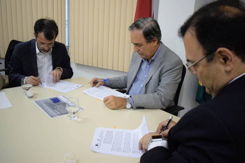 A Secretaria de Ciência, Tecnologia e Educação Profissional e Tecnológica (Sectet), a Empresa de Tecnologia da Informação e Comunicação do Estado do Pará (Prodepa) e a Rede Nacional de Ensino e Pesquisa (RNP) assinaram, na tarde desta segunda-feira (17), na sede da Sectet, Acordo de Cooperação Técnica em substituição ao Acordo de Cooperação Técnica nº 005/2014, atualmente em vigor. Em 2010, fora assinado um Acordo de Cooperação visando à implantação de redes ópticas nas cidades de Altamira, Castanhal, Marabá e Santarém. Várias atividades foram executadas após a sua vigência, entre elas a de conclusão da implantação dessas redes. Na foto (da esq/dir), o diretor geral da RNP, Nelson Simões,  o titular da Sectet, Alex Fiúza de Mello e o presidente da Prodepa, Theo Pires.

FOTO: ASCOM / SECTET
DATA: 17.12.2018
BELÉM - PARÁ <div class='credito_fotos'>Foto: Ascom Sectet   |   <a href='/midias/2018/originais/8e04c1e2-6f67-47ac-bbdb-c868657bb546.jpg' download><i class='fa-solid fa-download'></i> Download</a></div>