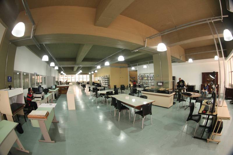 Ao entrar na Biblioteca Arthur Viana, localizada no Centro Cultural e Turístico Tancredo Neves (Centur), é possível visualizar e sentir as diferenças logo ao chegar. O espaço, que desde 2015 passava por reformas, está completamente pronto para sua reinauguração, que deve acontecer já na próxima semana. Iluminação adequada, climatização renovada, mudança de estantes e outros móveis que contribuíram para a ampliação do espaço, além de um verdadeiro upgrade em diversos espaços de convivência, serviços e estudos, trouxeram novos ares a centenária biblioteca.
FOTO: THIAGO GOMES / AG. PARÁ
DATA: 27.04.2018
BELÉM - PARÁ <div class='credito_fotos'>Foto: Thiago Gomes /Ag. Pará | <a href='/midias/2018/originais/8e073366-0f78-4732-bf49-e3d663f019cd.jpg' download><i class='fa-solid fa-download'></i> Download</a></div>