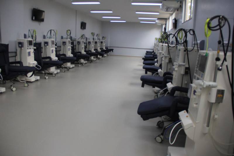 No próximo sábado, 8, o governador do Estado do Pará, Simão Jatene, inaugura o serviço de Hemodiálise do Hospital Regional do Sudeste do Pará - Dr. Geraldo Veloso (HRSP, na foto), em Marabá, no sudeste do estado. Com um investimento de mais de R$ 1,7 milhão, o setor possui 20 máquinas e poderá atender a 103 pacientes por mês, produzindo uma média mensal de 1.500 sessões. A entrega ampliará o atendimento a pacientes renais do Estado, junto com outras Unidades já em funcionando, como o Hospital Regional do Baixo Amazonas (HRBA), em Santarém, e o Hospital Regional Público da Transamazônica (HRPT), em Altamira – também, gerenciadas pela Pró-Saúde Associação de Assistência Social e Hospitalar. 

FOTO: RODOLFO OLIVEIRA / AG. PARÁ
DATA: 07.12.2018
MARABÁ - PARÁ <div class='credito_fotos'>Foto: Rodolfo Oliveira/Ag. Pará   |   <a href='/midias/2018/originais/8e0f27f7-c420-4b59-a259-12dae6446322.jpg' download><i class='fa-solid fa-download'></i> Download</a></div>