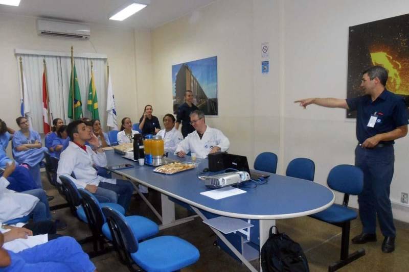 Os principais sintomas e fatores de risco do câncer de cabeça e pescoço foram discutidos por estudantes, médicos, enfermeiros e técnicos de Enfermagem no Hospital Regional do Sudeste do Pará - Dr. Geraldo Veloso (HRSP), localizado em Marabá (PA). O bate-papo (foto) foi conduzido pelos integrantes do projeto "Harmonia em Ação", com o objetivo de sensibilizar o público para a importância do diagnóstico precoce da doença. Segundo o urologista e diretor Técnico do HRSP, Cassiano Barbosa, infelizmente esses tumores ainda são pouco conhecidos pela maioria das pessoas, mesmo sendo a sexta neoplasia mais recorrente no mundo. "A grande vantagem é que os sintomas são visíveis para todo mundo, como um caroço no pescoço ou manchas no rosto. É preciso estar atento a esses sinais e contribuir para o diagnóstico precoce. Quanto mais cedo o câncer for detectado, maiores são as chances de cura", afirmou o médico.
FOTO: ASCOM / HRSP
DATA: 29.10.2018
MARABÁ - PARÁ <div class='credito_fotos'>Foto: ASCOM HRSP | <a href='/midias/2018/originais/8e11b8a8-8295-44e9-898a-c39531be816e.jpg' download><i class='fa-solid fa-download'></i> Download</a></div>