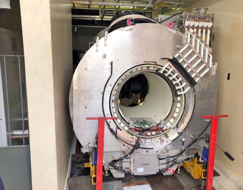 O Hospital Ophir Loyola recebeu, na noite desta quinta-feira (22), um novo aparelho de ressonância magnética (foto). O equipamento de 1,5 Tesla, modelo Ingenia da Philips, no valor de R$ 4 milhões de reais, vai permitir mais precisão nos exames de diagnóstico e no tratamento de alta complexidade por meio de imagens de alta definição da anatomia do corpo humano, através de um alto campo magnético, pulsos de radiofrequência e um computador para obtenção de imagens em vários planos. A ressonância magnética indica a presença de tumores oncológicos, sendo imprescindível para o estudo neurológico e diagnóstico do sistema musculoesquelético, dentre outras condições e patologias. Por meio de um software, é possível alterar padrões e perspectivas de visualização para chegar a um diagnóstico ainda mais preciso.
FOTO: ASCOM / HOIOL
DATA: 23.03.2018
BELÉM - PARÁ <div class='credito_fotos'>Foto: ASCOM HOIOL | <a href='/midias/2018/originais/8e14ab0a-ec84-47b4-8a38-f4033e9abf2a.jpg' download><i class='fa-solid fa-download'></i> Download</a></div>