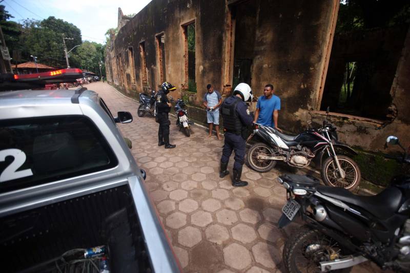 Os rios próximos a Belém são, muitas vezes, porta de entrada para o tráfico de drogas, comercialização de produtos ilegais, entre outros crimes, que influenciam diretamente a violência na Região Metropolitana de Belém (RMB). Para intensificar e otimizar as ações repressivas nas regiões das ilhas pertencentes a capital, a Secretaria de Estado de Segurança Pública e Defesa Social (Segup) realizou a Operação Yara na ilha de Cotijuba, neste sábado, 26.

FOTO: THIAGO GOMES / AG. PARÁ
DATA: 26.05.2018
COTIJUBA - PARÁ <div class='credito_fotos'>Foto: Thiago Gomes /Ag. Pará   |   <a href='/midias/2018/originais/8e1651f4-7fd6-4518-8393-96cc6968dd4d.jpg' download><i class='fa-solid fa-download'></i> Download</a></div>