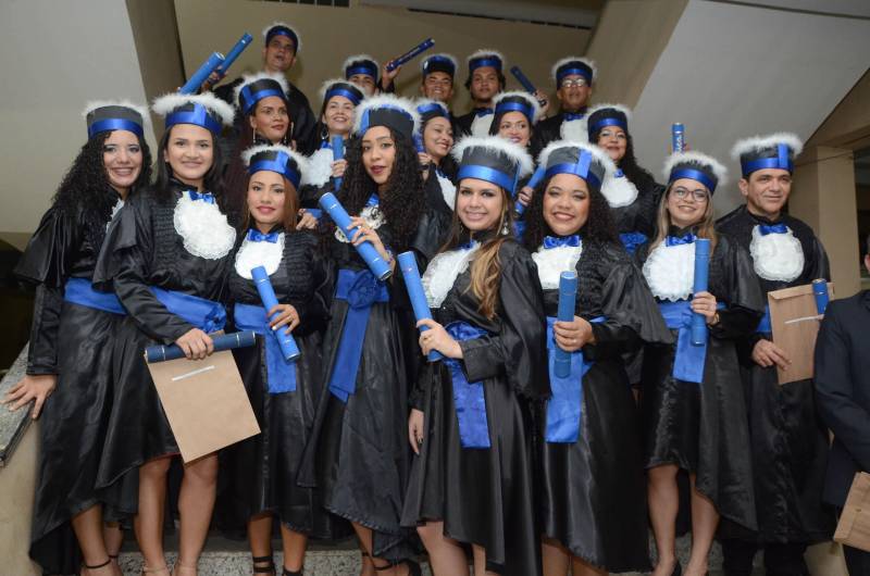 O auditório da Escola Técnica Deodoro de Mendonça, em Belém, sediou muito mais que uma cerimônia de formatura na noite desta sexta-feira (16). O clima no evento era de conquista, de vitória e de possibilidades de um futuro promissor para os 91 novos formandos dos cursos profissionalizantes ofertados pela Secretaria de Estado de Educação (Seduc).
FOTO: RAI PONTES / ASCOM SEDUC
DATA: 16.03.2018
BELÉM - PARÁ <div class='credito_fotos'>Foto: Rai Pontes/Ascom Seduc | <a href='/midias/2018/originais/8e181d5d-f49f-40a8-b50e-b27b2ddf6b6a.jpg' download><i class='fa-solid fa-download'></i> Download</a></div>