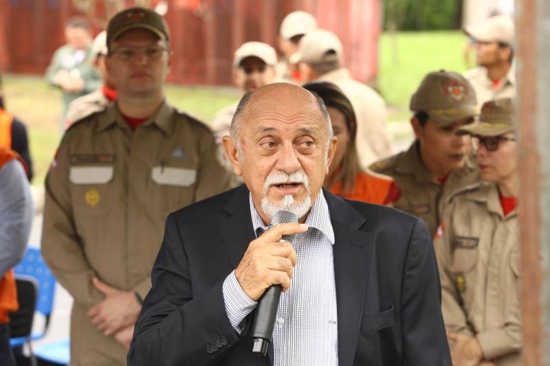 Na mesma cerimônia que entregou as viaturas para serviços de vistoria, o governador Simão Jatene (foto) fez uma visita técnica às instalações da nova Policlínica ao Corpo de Bombeiros Militar do Estado. Um prédio no Quartel do Comando Geral da corporação foi reformado e adaptado para receber a Policlínica, que oferta assistência médico-odontológico, psicológico e de primeiros socorros aos bombeiros militares e seus dependentes.
FOTO: IGOR BRANDÃO / AG. PARÁ
DATA: 15.03.2018
BELÉM - PARÁ <div class='credito_fotos'>Foto: IGOR BRANDÃO / AG. PARÁ | <a href='/midias/2018/originais/8e1c59c7-06cc-4453-9ecf-db18f0206ce8.jpg' download><i class='fa-solid fa-download'></i> Download</a></div>