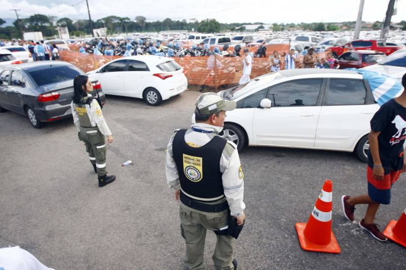 Foram exatos dois meses tentando assistir ao seu primeiro Re x Pa em 2018. Neste domingo, finalmente, a estudante Hendrea Souza convenceu o noivo, Arthur Pantoja, a levá-la ao Estádio Olímpico do Pará, o Mangueirão. E logo numa final. "Só trouxe porque vim no domingo passado e vi algumas mudanças no esquema de segurança", disse Arthur. "Tem mais policiais e a bebedeira em volta do estádio praticamente acabou", afirmou. As mudanças realmente aconteceram a partir do clássico do último dia primeiro e já surtiram efeito. A chamada “Operação Mangueirão” pôs em prática ações de ordenamento no entorno do estádio, com início a partir das 7h30 e encerramento às 20h. A operação determina a delimitação de espaço para atuação de vendedores ambulantes, proibição de veículos com sons automotivos ao redor do estádio e de barracas irregulares, seis pontos de bloqueio e dois para o ingresso de comerciantes e orientações ao público.
FOTO: THIAGO GOMES / AG. PARÁ
DATA: 08.04.2018
BELÉM - PARÁ <div class='credito_fotos'>Foto: Thiago Gomes /Ag. Pará | <a href='/midias/2018/originais/8e25232a-2291-4fcb-a9f0-cd1bc8c339b7.jpg' download><i class='fa-solid fa-download'></i> Download</a></div>
